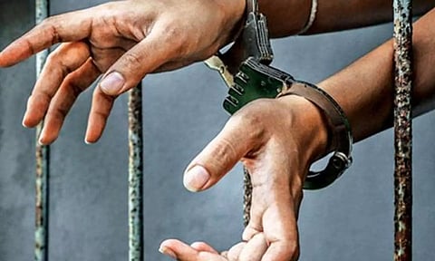 ஓடும் பஸ்சில் 4 பவுன் நகை திருடிய இளம்பெண் கைது