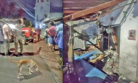  வீட்டின் சுவர் - மேற்கூரை இடிந்திருப்பதையும் விபத்து ஏற்படுத்திய டிராக்டரையும் படத்தில் காணலாம்.