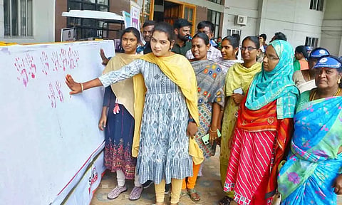 பெண்களுக்கு எதிரான வன்முறை ஒழிப்பு தின கையெழுத்து இயக்கம் - கைரேகை பதிவு நிகழ்ச்சி நடைபெற்ற காட்சி. 