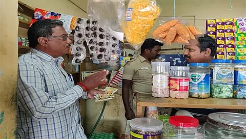 உணவு பாதுகாப்பு அதிகாரிகள் கடைகளில் ஆய்வு செய்த போது எடுத்த படம்.