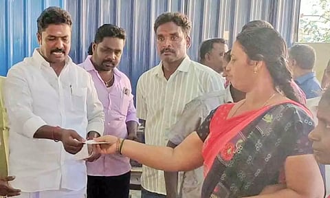  மாத உதவி தொகை ஆணையை கல்யாணசுந்தரம் எம்.எல்.ஏ. வழங்கிய காட்சி.