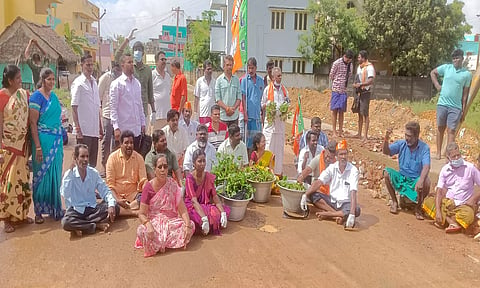 கடலூர் நத்தவெளி- சரவணா நகர் இணைப்பு சாலையில் பொதுமக்கள் மற்றும் பா.ஜ.க.வினர் ஆகாய தாமரைகளுடன் சாலையில் அமர்ந்து மறியல் போராட்டத்தில் ஈடுபட்டனர் .
