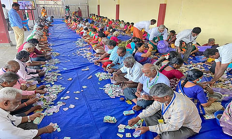 மேல்மலையனூர் அங்காளபரமேஸ்வரி அம்மன் கோவிலில் உண்டியல் பணம் எண்ணப்பட்ட ேபாது எடுத்த படம்.