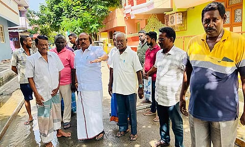  சிமெண்டு சாலை பணியை கென்னடி எம்.எல்.ஏ. நேரில் சென்று பார்வையிட்ட காட்சி.