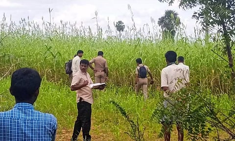 வனத்துறையினர் தேடுதல் வேட்டையில் ஈடுபட்ட காட்சி.