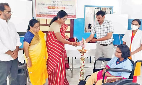  பயிற்சி முகாமினை சமூக நலத்துறை இயக்குனர் குமரன் குத்து விளக்கேற்றி தொடங்கி வைத்த காட்சி.