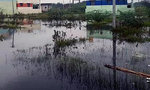 பொன்னேரி அருகே 100 வீடுகளை மழை தண்ணீர் சூழ்ந்தது