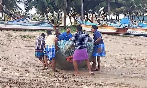 கடலூர் தாழங்குடா பகுதி மீனவர்கள் தங்கள்வலைகளை பாதுகாப்பான இடங்களுக்கு எடுத்துச் செல்லும் காட்சி.