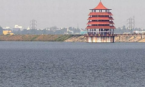 செம்பரம்பாக்கம், புழல் ஏரிகளை தொடர்ந்து கண்காணித்து வரும் அதிகாரிகள்
