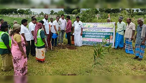 சோமம்பட்டியில் மரக்கன்றுகள் நடும் விழா நடைபெற்றபோது எடுத்த படம்.