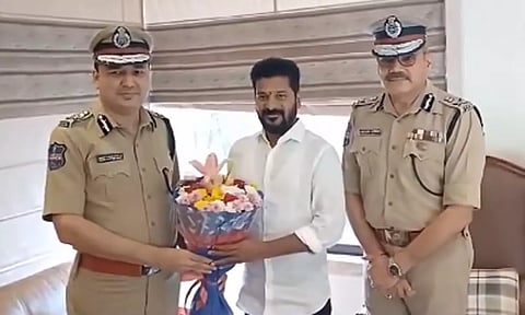 தெலுங்கானா காங்கிரஸ் தலைவருக்கு வாழ்த்து தெரிவித்த டிஜிபி