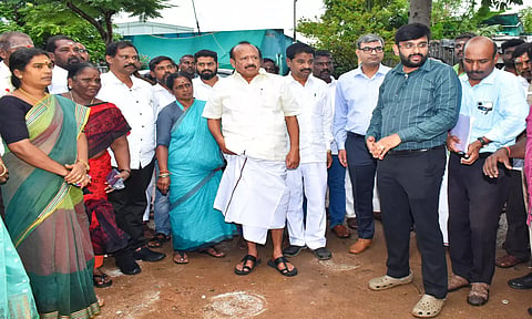 கடலூர் மாநகராட்சி பகுதியில் வேளாண்மை துறை அமைச்சர் எம்.ஆர்.கே. பன்னீர்செல்வம் நேரில் ஆய்வு செய்தார். அருகில் மாவட்ட கண்காணிப்பு அலுவலர் அன்சூல் மிஷ்ரா, கலெக்டர் அருண் தம்புராஜ், அய்யப்பன் எம்.எல்.ஏ, மாநகராட்சி மேயர் சுந்தரி ராஜா, துணை மேயர் தாமரைச்செல்வன் உள்ளனர்.