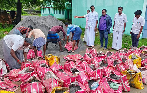 செஞ்சி ஒன்றியத்தில் மணல் மூட்டைகள் அடுக்கி வைக்கப்பட்டுள்ள காட்சி. 