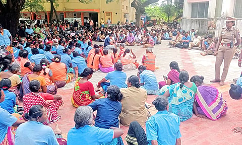 நெல்லை மாநகராட்சி அலுவலகத்தில் தூய்மை பணியாளர்கள் முற்றுகை போராட்டம்