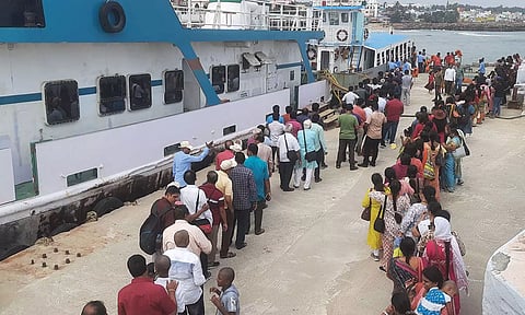 படகில் செல்ல படகு துறையில் நீண்ட வரிசையில் காத்து நிற்கும் சுற்றுலா பயணிகளை காணலாம்.