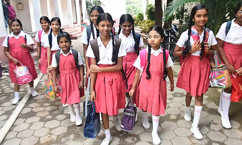 4 மாவட்டங்களில் பள்ளிகள் திறப்பு: எத்தனை மாணவர்களுக்கு சீருடைகள், பாட புத்தகங்கள் தேவை என்று கணக்கெடுப்பு
