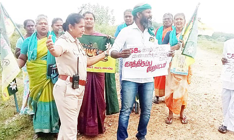 58-ம் கால்வாயில் தண்ணீர் திறக்க கோரி வைகை அணையில் ஆர்ப்பாட்டம் நடத்திய விவசாயிகள் கைது