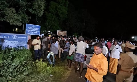 உப்பாறு அணையில் கால்நடைகளுடன் குடியேறி பொதுமக்கள் போராட்டம்