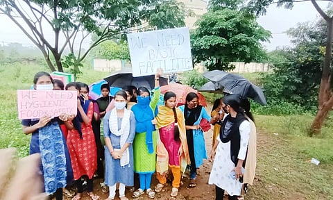 இலவச விடுதியில் வசதிகள் இருக்காது என அநாகரீக பேச்சு-மாணவிகள் போராட்டம்