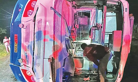 ஆம்னிபஸ் கவிழ்ந்து 24 பேர் படுகாயம்- ஆஸ்பத்திரியில் சிகிச்சை