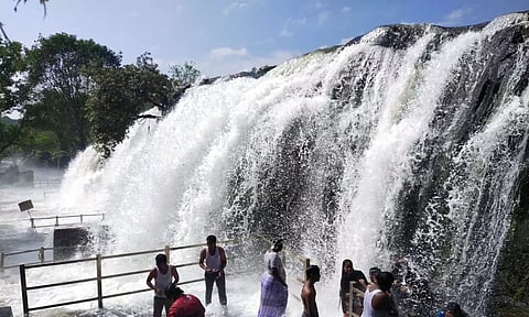 திற்பரப்பு அருவியில் சுற்றுலா பயணிகள் ஆனந்த குளியலிட்டதை காணலாம்