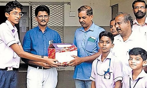 மாணவர்கள் மற்றும் ஆசிரியர்கள் வசூலித்த தொகை, வங்கியில் கடன் வாங்கியிருந்த மாணவியின் குடும்பத்தினரிடம் வழங்கப்பட்ட காட்சி.