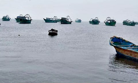 ராமநாதபுரம் மாவட்டம், தொண்டி அருகே லாஞ்சியடி பகுதியில் விசைப்படகு மீனவர்கள் மீன்பிடி தொழிலுக்கு செல்லாமல் படகுகளை கரையில் நிறுத்தி வைத்துள்ள காட்சி