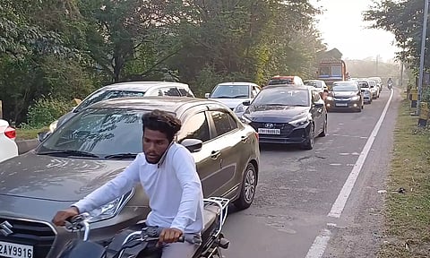 சென்னையில் இருந்து சொந்த ஊர்களுக்கு பயணம்: பரனூர் சுங்கச்சாவடியில் போக்குவரத்து நெரிசல்