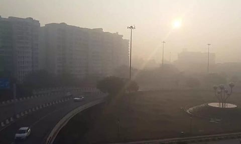 எதிரே வருபவர் தெரியாத அளவிற்கு பனி மூட்டம்: டெல்லியில் விமான சேவை பாதிப்பு