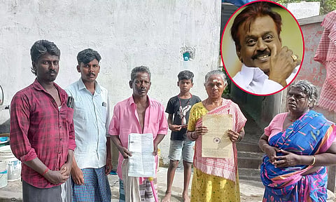 விஜயகாந்த் தானமாக வழங்கிய நிலத்தில் வீடு கட்டி குடியிருந்து வரும் தாழ்த்தப்பட்டோர் சமுதாயத்தை சேர்ந்தவர்கள் அதற்கான பட்டாவை காண்பித்தபோது எடுத்தபடம்.