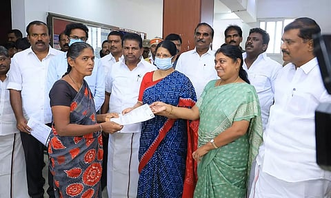 பயனாளிகளுக்கு நலத்திட்ட உதவிகளை கனிமொழி எம்.பி. வழங்கிய காட்சி. அருகில் அமைச்சர்கள் கீதாஜீவன், அனிதாராதாகிருஷ்ணன் உள்ளனர்.