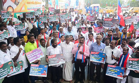 மழை வெள்ள பாதிப்பை தீவிர பேரிடராக அறிவிக்கக்கோரி திருமாவளவன் தலைமையில் ஆர்ப்பாட்டம்