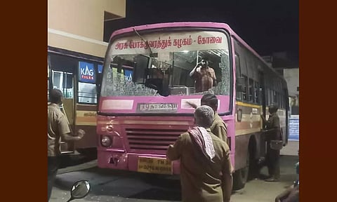 அரசு டவுன் பஸ் கண்ணாடி உடைப்பு குடிபோதையில் தொழிலாளி அட்டுழியம்
