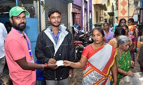 ரூ.1000 ரொக்கத்துடன் பொங்கல் பரிசுத் தொகுப்பு: "டோக்கன்" வினியோகம் தொடங்கியது