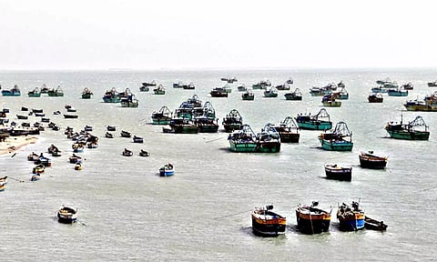 வங்க கடலில் சூறை காற்று: 10 ஆயிரம் மீனவர்கள் 2-வது நாளாக கடலுக்கு மீன்பிடிக்க செல்லவில்லை