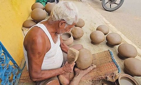 சென்னையில் விற்பனைக்கு குவிந்துள்ள பொங்கல் பானைகள்