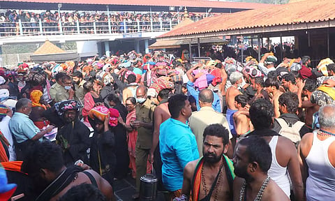 சபரிமலையில் நெரிசல் இல்லாமல் சாமி தரிசனம் செய்யும் பக்தர்கள்