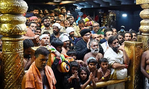 சபரிமலையில் திரண்ட ஐயப்ப பக்தர்கள்.