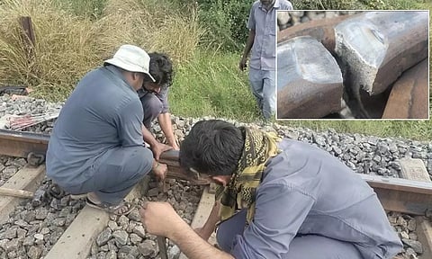 தண்டவாளத்தில் ஏற்பட்ட உடைப்பை சீரமைக்கும் பணியில் ஈடுபட்டுள்ள ரெயில்வே ஊழியர்கள் 