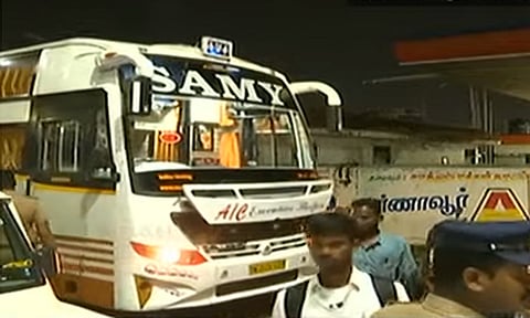 கோயம்பேட்டில் பரபரப்பு- ஆம்னி பேருந்துகளையும், பயணிகளையும் திருப்பி அனுப்பும் போலீசார்