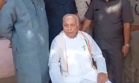 ஆர்ப்பாட்டக்காரர்களுக்கு எதிராக ஆளுநர் நடத்திய தர்ணா