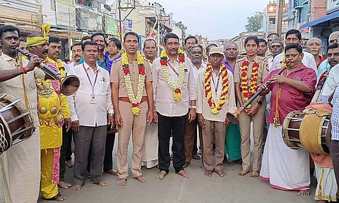 சென்னிமலை முருகன் கோவில் தேரோட்டத்தில் போலீஸ் இன்ஸ்பெக்டருக்கு பழமை மாறாத மரியாதை