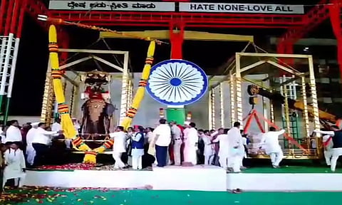 யானையின் எடைக்கு நிகராக 10 ரூபாய் நாணயங்கள்