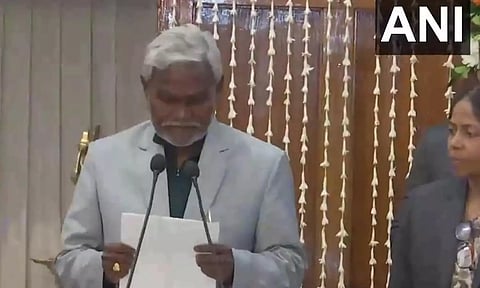 ஜார்கண்ட் மாநில முதல்வராக சம்பாய் சோரன் பதவி ஏற்றுக் கொண்டார்