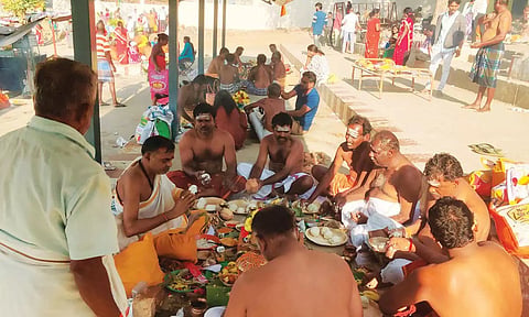 முன்னோர்களுக்கு தர்ப்பணம் கொடுப்பதை படத்தில் காணலாம்.