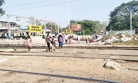 ஆவடியில் நடைபாதை மேம்பாலம் இடிப்பு பணி தாமதம்: 4 புறநகர் ரெயில்கள் ரத்தால் பயணிகள் தவிப்பு