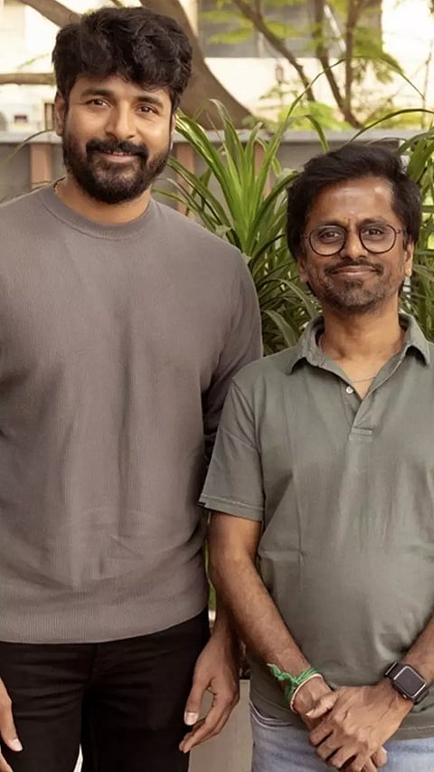 SK 23 படக்குழுவுடன் பிரம்மாண்ட கேக் வெட்டி பிறந்தநாள் கொண்டாடிய சிவகார்த்திகேயன்