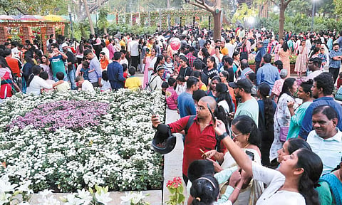 மலர் கண்காட்சியில் கட்டுக்கடங்காத கூட்டம்: ஒரே நாளில் 30 ஆயிரம் பேர் பார்த்து ரசித்தனர்