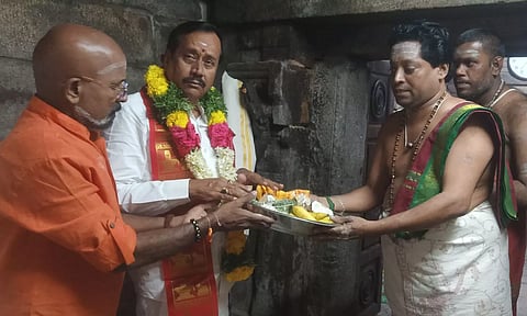 காளாத்தீஸ்வரர் கோவிலில் எச்.ராஜா சாமி தரிசனம் செய்தார்.