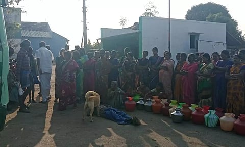 அரசு பஸ்சை சிறை பிடித்து பெண்கள் காலிக்குடங்களுடன் சாலை மறியல்